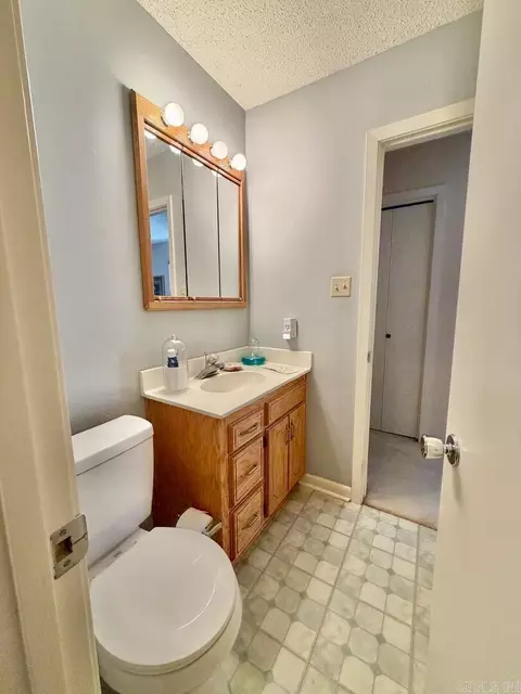 Bath - 613 Greenbriar Dr, Pine Bluff, AR 71603 photo 4 of 5