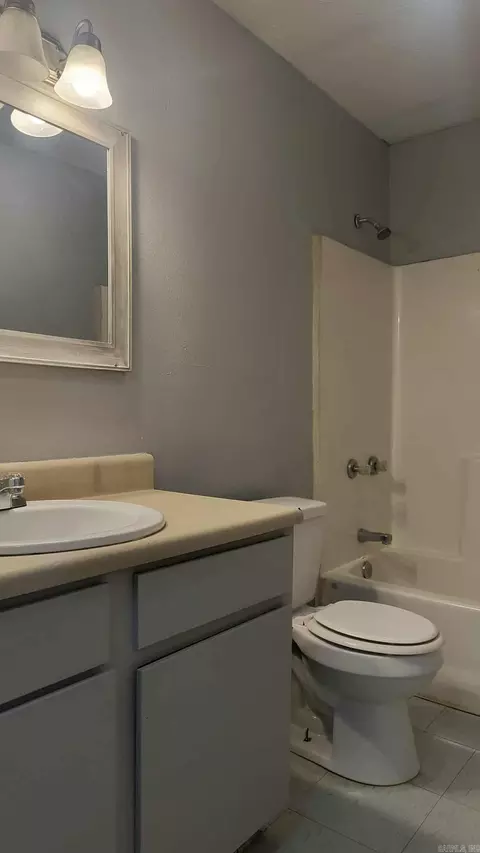 Bath - 5800-5826 W Short 3rd Ave, Pine Bluff, AR 71602 photo 1 of 2
