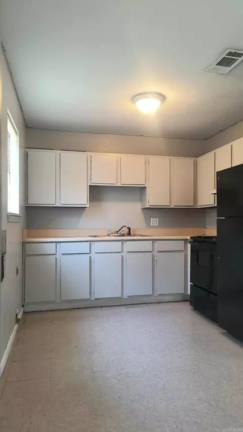 Kitchen - 5800-5826 W Short 3rd Ave, Pine Bluff, AR 71602 photo 1 of 1