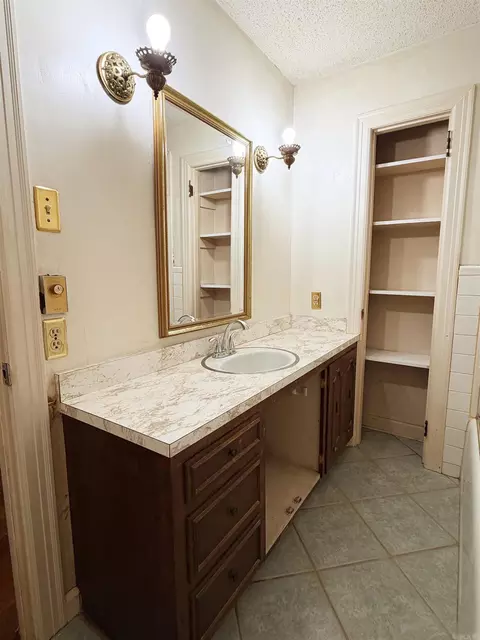 Bath - 303 E Conway St, Benton, AR 72015 photo 4 of 4