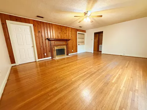 Living - 303 E Conway St, Benton, AR 72015 photo 2 of 8