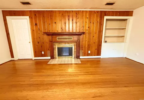 Living - 303 E Conway St, Benton, AR 72015 photo 1 of 8