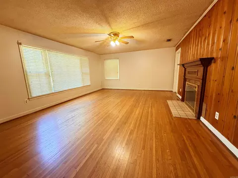 Living - 303 E Conway St, Benton, AR 72015 photo 4 of 8