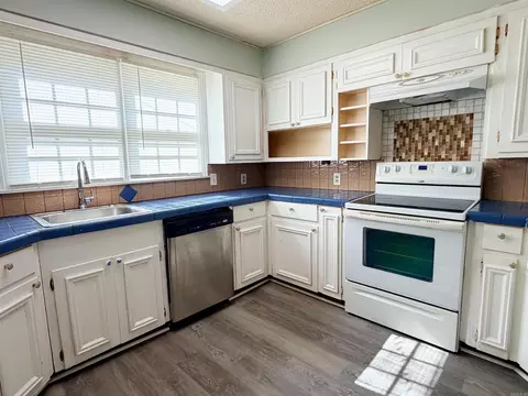 Kitchen - 303 E Conway St, Benton, AR 72015 photo 2 of 4