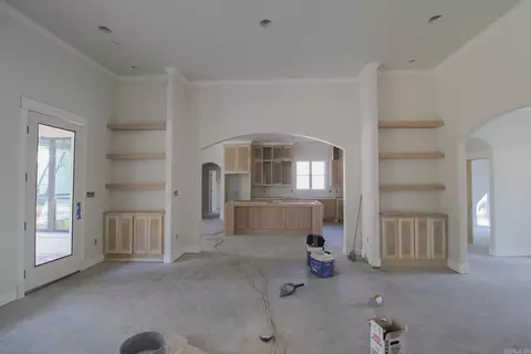 Living - 4675 College Ave, Conway, AR 72034 photo 2 of 3