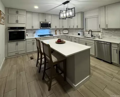 Kitchen - 602 E Saline Cir, Benton, AR 72019 photo 1 of 2