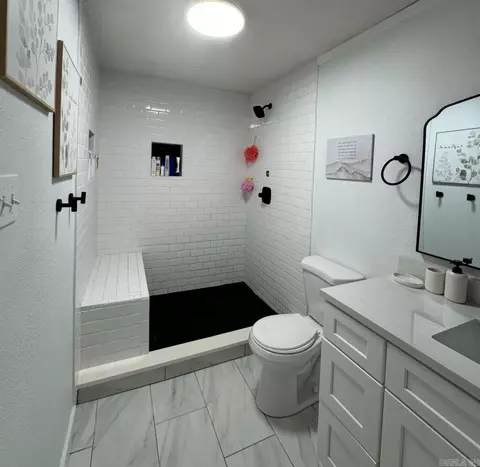 Bath - 602 E Saline Cir, Benton, AR 72019 photo 1 of 2