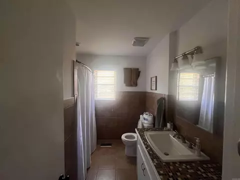 Bath - 602 E Saline Cir, Benton, AR 72019 photo 2 of 2