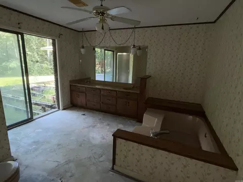 Bath - 6920 Calloway Hill Dr, Pine Bluff, AR 71603 photo 4 of 6