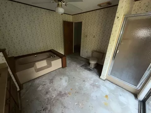 Bath - 6920 Calloway Hill Dr, Pine Bluff, AR 71603 photo 5 of 6