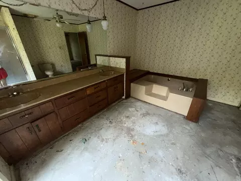 Bath - 6920 Calloway Hill Dr, Pine Bluff, AR 71603 photo 6 of 6