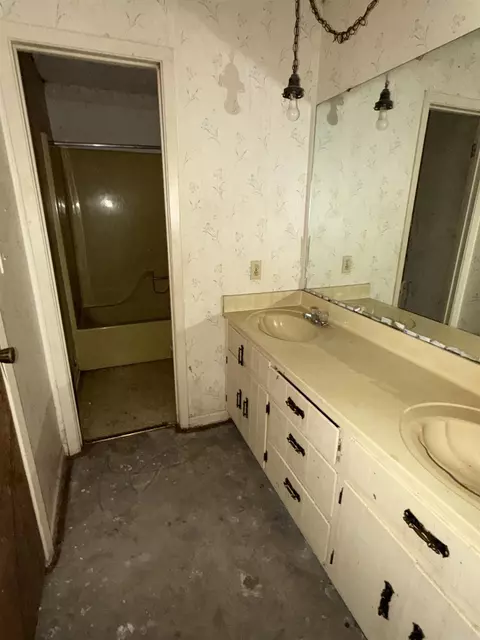 Bath - 6920 Calloway Hill Dr, Pine Bluff, AR 71603 photo 2 of 6