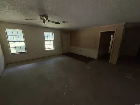 Living - 6920 Calloway Hill Dr, Pine Bluff, AR 71603 photo 3 of 7