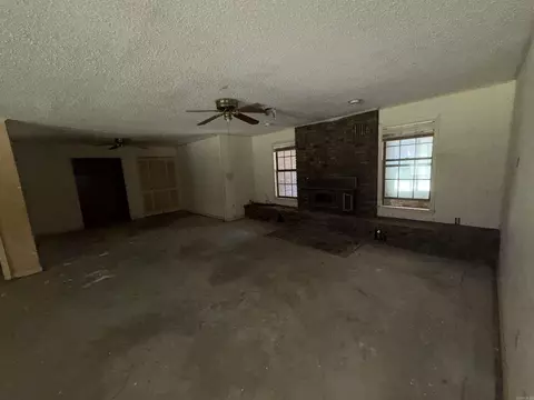 Living - 6920 Calloway Hill Dr, Pine Bluff, AR 71603 photo 2 of 7