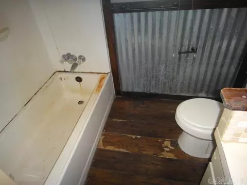 Bath - 509 Daffodil Rd, Romance, AR 72136 photo 1 of 2