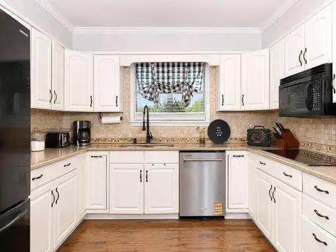 Kitchen - 8128 Cross Rd, Pine Bluff, AR 71603 photo 2 of 2