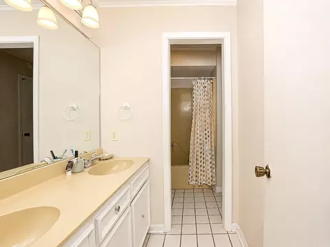 Bath - 8128 Cross Rd, Pine Bluff, AR 71603 photo 2 of 4
