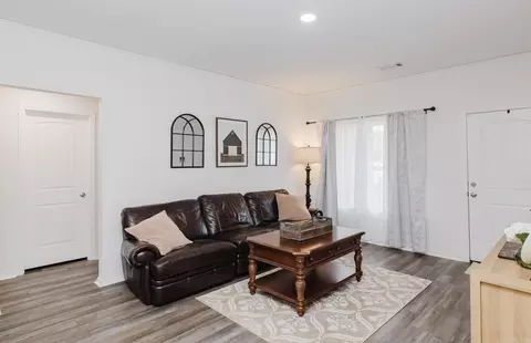 Entry Way - 1320 Meadows Dr, Benton, AR 72019 photo 2 of 5