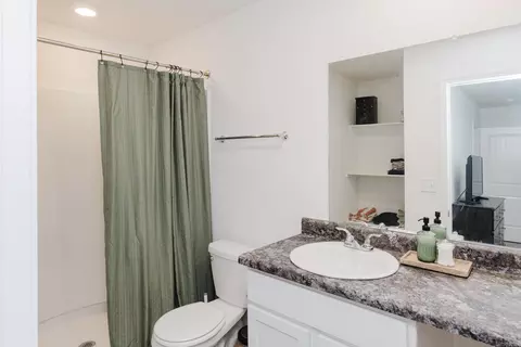 Bath - 1320 Meadows Dr, Benton, AR 72019 photo 1 of 3