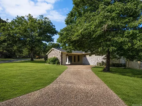 11 Crownpoint Rd, Little Rock, AR 72227