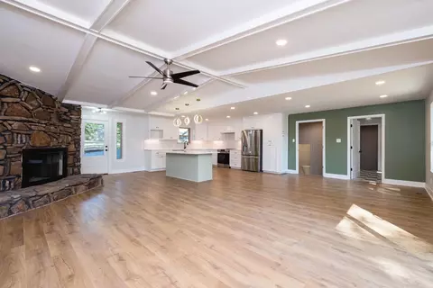 Living - 3025 Razorback Rd, Benton, AR 72015 photo 3 of 7
