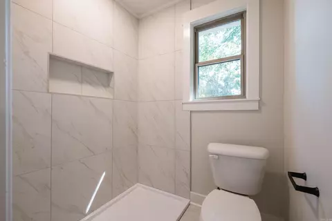 Bath - 3025 Razorback Rd, Benton, AR 72015 photo 6 of 6