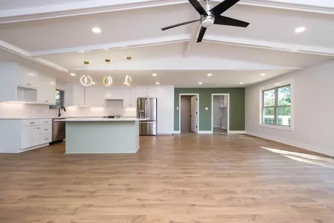 Living - 3025 Razorback Rd, Benton, AR 72015 photo 5 of 7