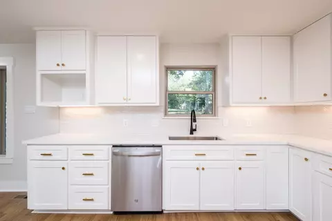 Kitchen - 3025 Razorback Rd, Benton, AR 72015 photo 4 of 4