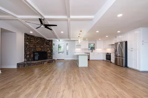 Living - 3025 Razorback Rd, Benton, AR 72015 photo 4 of 7