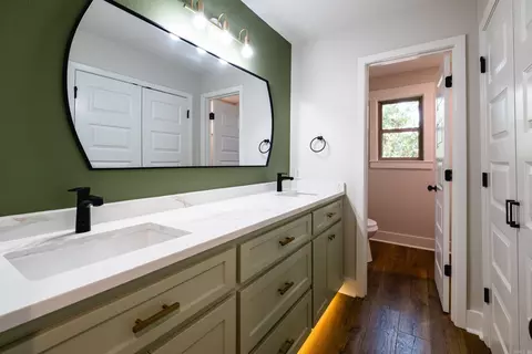 Bath - 3025 Razorback Rd, Benton, AR 72015 photo 4 of 6