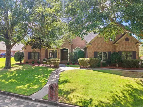 17 Maisons Dr, Little Rock, AR 72223