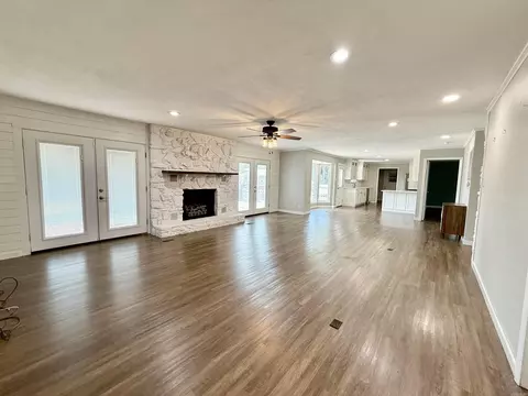 Living - 121 Longleaf Dr, Searcy, AR 72143 photo 2 of 3