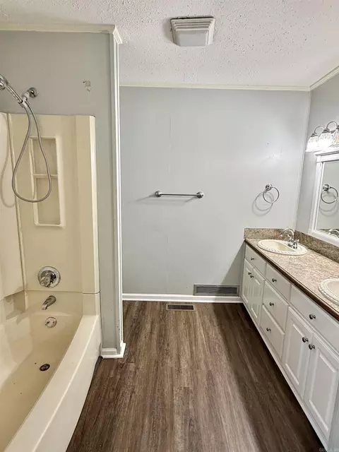 Bath - 121 Longleaf Dr, Searcy, AR 72143 photo 3 of 3