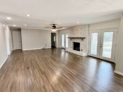 Living - 121 Longleaf Dr, Searcy, AR 72143 photo 1 of 3