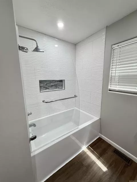 Bath - 121 Longleaf Dr, Searcy, AR 72143 photo 2 of 3