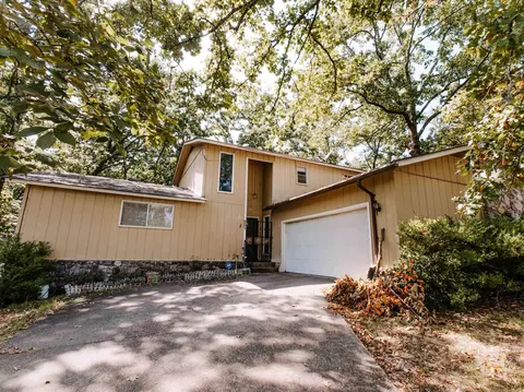 207 Brookhollow Ct, Hot Springs, AR 71913