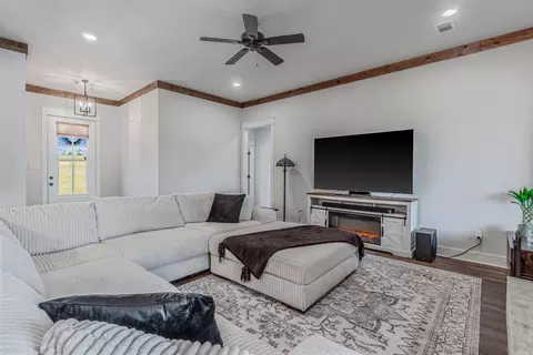 Living - 10600 Gunter Loop, Benton, AR 72019 photo 3 of 5