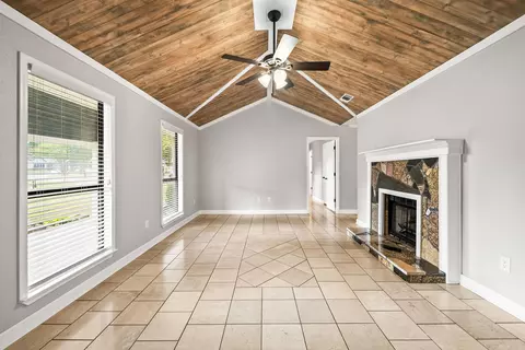 Living - 19 Rosanne Dr, Conway, AR 72034 photo 4 of 5