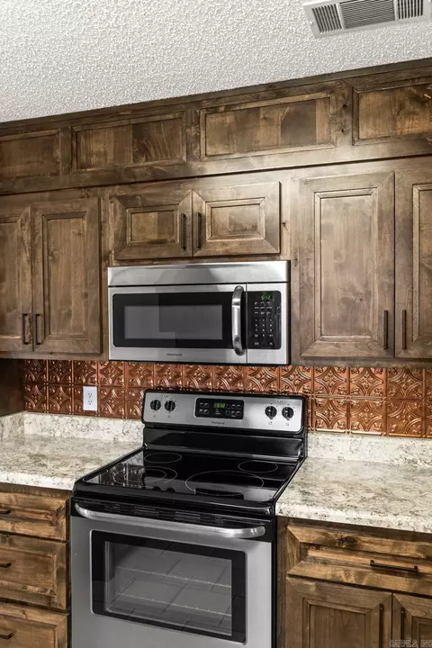 Kitchen - 19 Rosanne Dr, Conway, AR 72034 photo 6 of 8