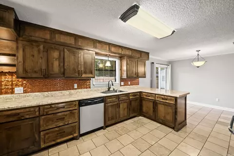 Kitchen - 19 Rosanne Dr, Conway, AR 72034 photo 2 of 8