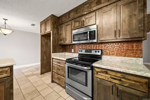 Kitchen - 19 Rosanne Dr, Conway, AR 72034 photo 4 of 8