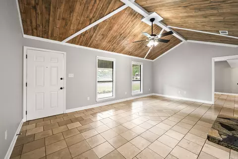 Living - 19 Rosanne Dr, Conway, AR 72034 photo 2 of 5