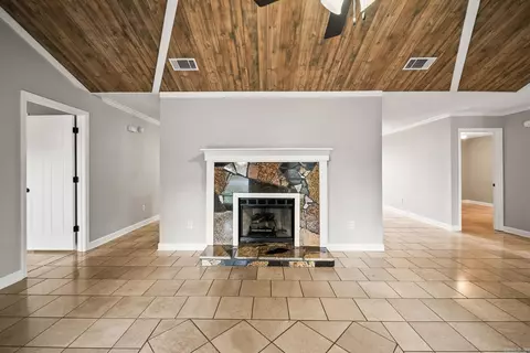 Living - 19 Rosanne Dr, Conway, AR 72034 photo 1 of 5