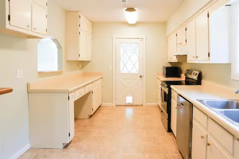 Kitchen - 639 E Campground Rd, Ash Flat, AR 72513 photo 2 of 2