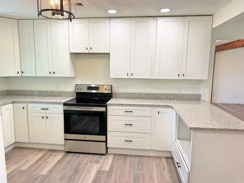 Kitchen - 101 Summer Mdws, Mountain View, AR 72560 photo 2 of 3