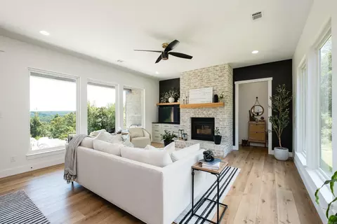 Living - 4 Gray Hawk Dr, Paron, AR 72122 photo 2 of 3