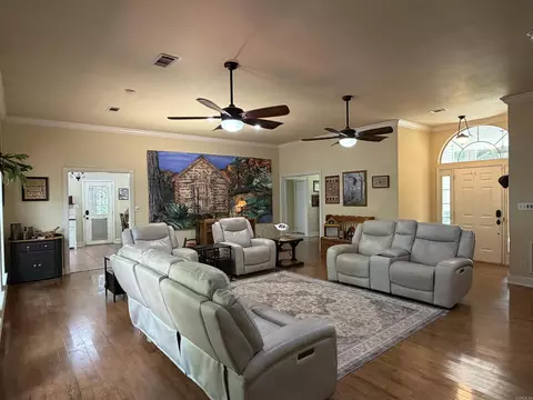 Living - 6917 Sorrells Rd, Pine Bluff, AR 71603 photo 2 of 2