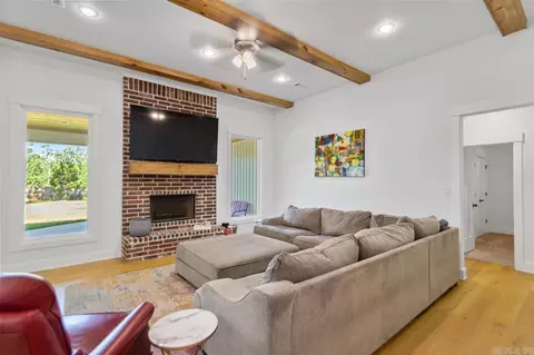 Living - 5947 Beth Ln, Benton, AR 72019 photo 2 of 2