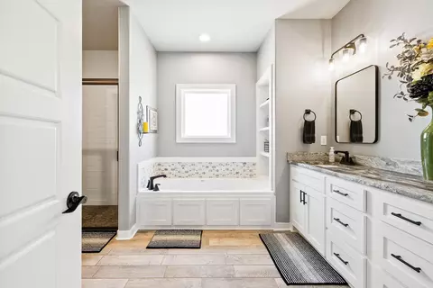 Bath - 5000 Marian Cv, Benton, AR 72019 photo 1 of 3