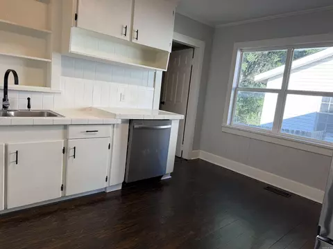 Kitchen - 923 W Hazel St, Benton, AR 72015 photo 5 of 8